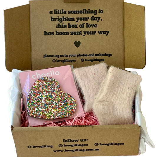 Box with a heart-shaped milk chocolate Freckle and fluffy pink socks