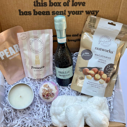 Gift box with Prosecco, prosecco gummies, Pearl face mask sheet, bath bomb, candle, headband and nuts
